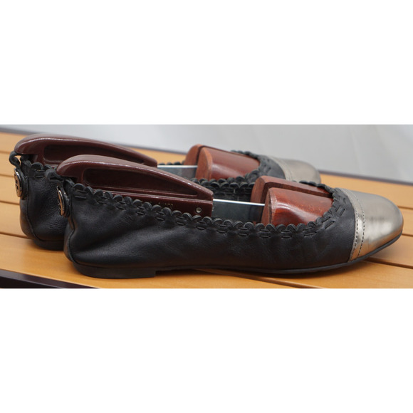TORY BURCH ABBEY BLACK SILVER LEATHER REVA MEDALLION FLATS 7 $225 - Picture 3 of 11